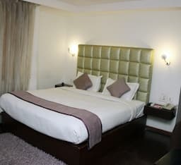 Deluxe Room (Queen Bed)